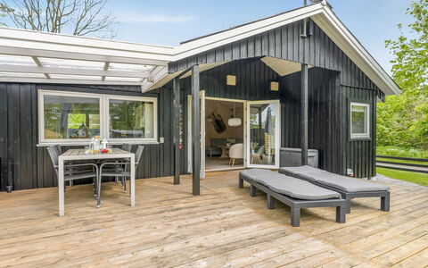 Irma - 300M from the Sea: Dach, Haus, Zuhause, Hütte, Tür, Abstellgleis, Estate, Rasen, Garten, Veranda