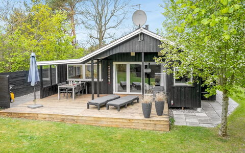 Irma - 300M from the Sea: Dach, Haus, Zuhause, Hütte, Tür, Abstellgleis, Estate, Rasen, Garten, Veranda
