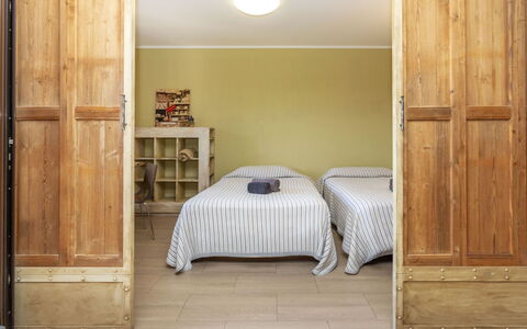Mas Oliveres: Möbel, Wand, Holz, Interior Design, Flooring, Fussboden, Zimmer, Schlafzimmer, Bett, Tür