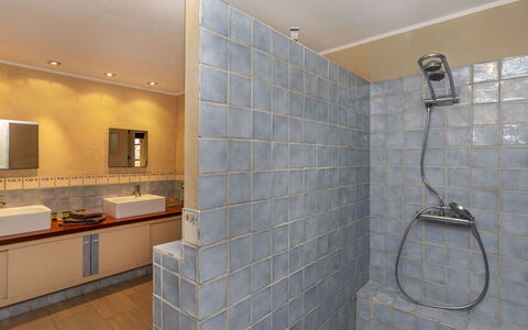 Mas Oliveres: Flooring, Wand, Armatur, Fussboden, Badezimmer, Interior Design, Fliese, Installation, Verbundwerkstoff, Zapfhahn