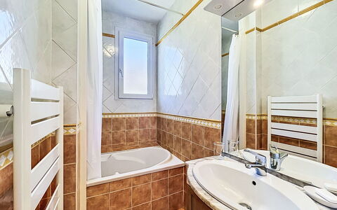 Ty Bottez: Flooring, Fussboden, Interior Design, Decke, Armatur, Zimmer, Badezimmer, Fliese, Installation, Holzbeize