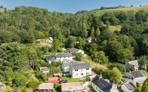 Strone Cottage: Baum, Haus, Wohngebiet, Landschaft, Ländliches Gebiet, Dach, Zuhause, Dorf, Hütte
