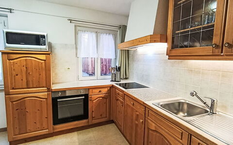 Cesa Cristina: Küche, Cabinetry, Küchengerät, Countertop, Major Appliance, Flooring, Holz, Möbel, Interior Design, Spüle