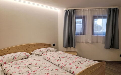 Cesa Cristina: Bett, Interior Design, Schlafzimmer, Möbel, Holz, Decke, Fussboden, Flooring, Bettdecke, Zimmer