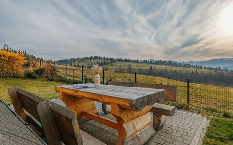 Góralskie Zacisze: Himmel, Hügel, Landschaft, Möbel, Ländliches Gebiet, Gebirge, Morgen, Senke, Tisch Im Freien, Gartenmöbel