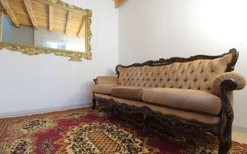 Villa Valdobbiadene Pool Spa: Möbel, Interior Design, Couch, Flooring, Fussboden, Zimmer, Wohnzimmer, Bilderrahmen, Holzboden