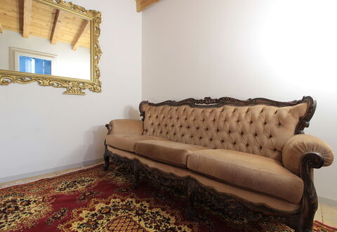 Villa Dolce Bacio, Pool and Spa, Valdobbiadene: Möbel, Interior Design, Couch, Flooring, Fussboden, Zimmer, Wohnzimmer, Bilderrahmen, Holzboden