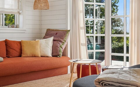 Aria - 310M from the Sea: Möbel, Interior Design, Flooring, Holz, Fussboden, Kissen, Textil, Wohnzimmer, Couch, Dekokissen