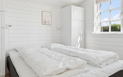 Aria - 310M from the Sea: Holz, Schlafzimmer, Planke, Hartholz, Bedding, Bett, Bettrahmen, Linens, Holzboden, Bettdecke