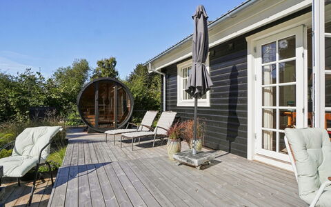Aria - 310M from the Sea: Holz, Zuhause, Hütte, Gartenmöbel, Grundstueck, Abstellgleis, Veranda, Tür, Deck, Garten
