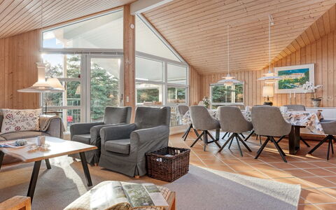 Hollie - 75M from the Sea: Holz, Interior Design, Decke, Möbel, Zuhause, Hütte, Wohnzimmer, Stuhl, Couch, Hartholz