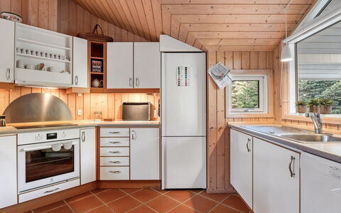 Hollie - 75M from the Sea: Küche, Küchengerät, Countertop, Major Appliance, Interior Design, Holz, Flooring, Cabinetry, Decke, Möbel