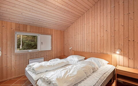 Hollie - 75M from the Sea: Holz, Schlafzimmer, Decke, Interior Design, Bett, Zimmer, Hartholz, Bedding, Bettdecke, Bettrahmen