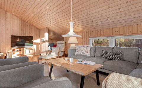 Hollie - 75M from the Sea: Möbel, Holz, Interior Design, Flooring, Fussboden, Stuhl, Zimmer, Decke, Wohnzimmer, Wohnung