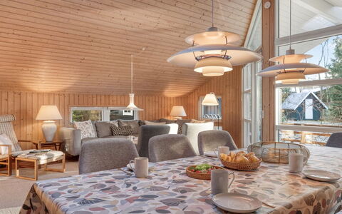Hollie - 75M from the Sea: Möbel, Holz, Interior Design, Flooring, Fussboden, Stuhl, Zimmer, Decke, Wohnzimmer, Wohnung