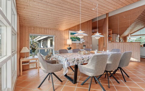 Hollie - 75M from the Sea: Möbel, Holz, Interior Design, Flooring, Fussboden, Stuhl, Zimmer, Decke, Wohnzimmer, Wohnung