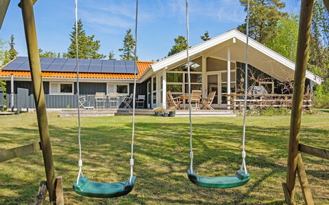 Hollie - 75M from the Sea: Möbel, Holz, Interior Design, Flooring, Fussboden, Stuhl, Zimmer, Decke, Wohnzimmer, Wohnung