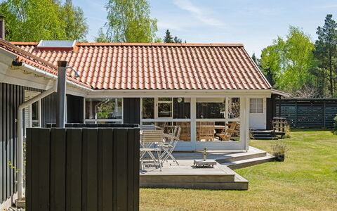 Hollie - 75M from the Sea: Möbel, Holz, Interior Design, Flooring, Fussboden, Stuhl, Zimmer, Decke, Wohnzimmer, Wohnung