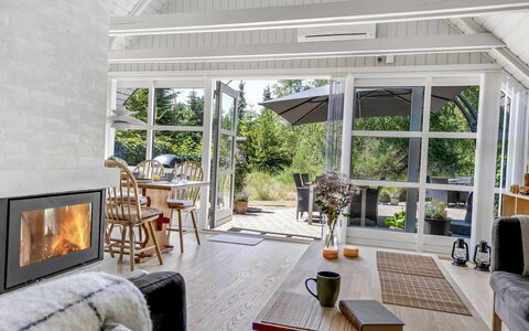 Albertina - 900M from the Sea: Holz, Flooring, Decke, Fussboden, Interior Design, Holzboden, Möbel, Wohnzimmer, Tür, Stuhl