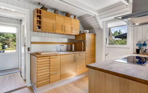 Albertina - 900M from the Sea: Küche, Flooring, Countertop, Holz, Interior Design, Cabinetry, Fussboden, Major Appliance, Küchengerät, Decke
