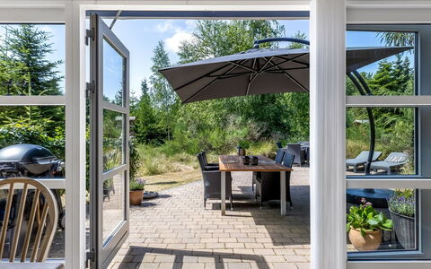 Albertina - 900M from the Sea: Gartenmöbel, Möbel, Stuhl, Tür, Tisch Im Freien, Terrasse, Küche & Esszimmer Tisch, Blumentopf, Veranda, Schatten