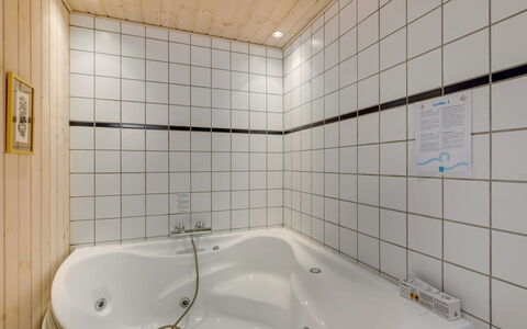 Yorick - 350M to the Fjord: Badezimmer, Badewanne, Armatur, Flooring, Interior Design, Fussboden, Decke, Installation, Zapfhahn, Zimmer