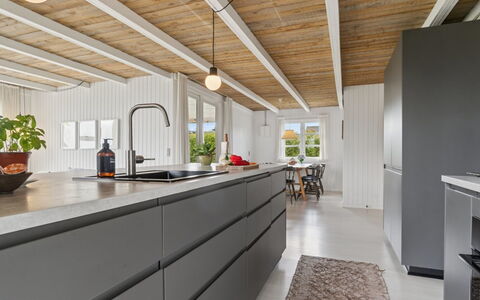 Bjarni - 180M from the Sea: Küche, Countertop, Cabinetry, Decke, Küchengerät, Hartholz, Holzboden, Major Appliance, Planke, Zimmerpflanze
