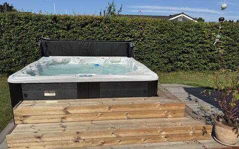 Bjarni - 180M from the Sea: Jacuzzi, Badewanne, Hartholz, Schwimmbad, Hinterhof, Deck, Gartenmöbel, Armatur, Terrasse