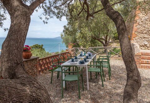 Villa Fior di Roccia: Gartenmöbel, Garten, Schatten, Tisch Im Freien, Stuhl, Landscaping, Hazienda, Tropen, Hinterhof