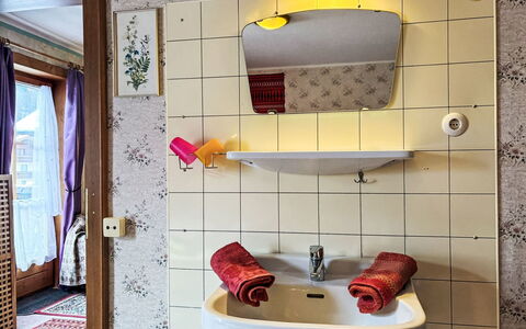 Niedernsill 12: Wand, Bad Sink, Interior Design, Armatur, Installation, Badezimmer, Zapfhahn, Sinken, Fliese