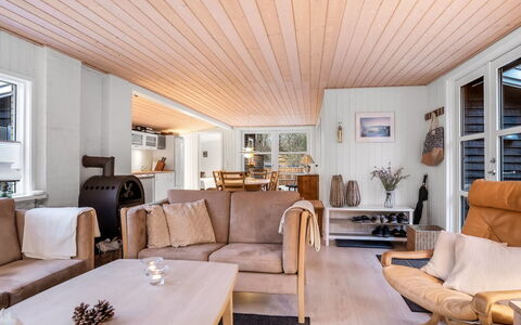 Peadda - 300M from the Sea: Interior Design, Möbel, Flooring, Holz, Decke, Fussboden, Holzboden, Wohnzimmer, Couch, Zimmer