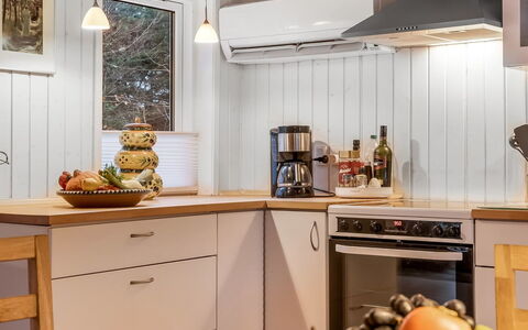 Peadda - 300M from the Sea: Küchengerät, Küche, Interior Design, Countertop, Flooring, Holz, Decke, Major Appliance, Light Fixture, Haushaltsgerät