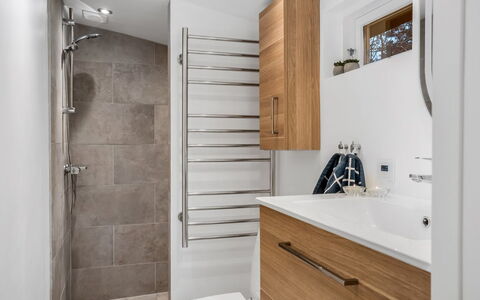 Peadda - 300M from the Sea: Armatur, Flooring, Badezimmer, Interior Design, Fussboden, Badezimmerschrank, Toilette, Installation, Zapfhahn, Sinken