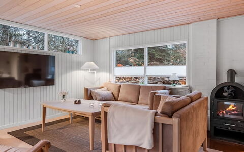 Peadda - 300M from the Sea: Flooring, Interior Design, Fussboden, Holz, Möbel, Decke, Holzboden, Zimmer, Wohnzimmer, Couch