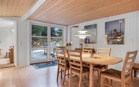 Peadda - 300M from the Sea: Flooring, Interior Design, Holz, Fussboden, Holzboden, Decke, Möbel, Esszimmer, Hartholz, Küche & Esszimmer Tisch