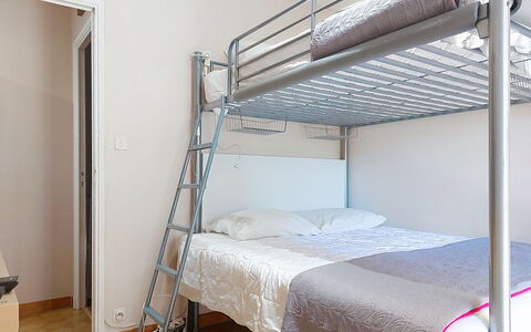 L'Iris: Bett, Schlafzimmer, Etagenbett, Möbel, Bedding, Fussboden, Bettdecke, Interior Design, Flooring, Bettrahmen