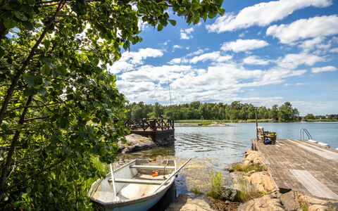 Skärgårdsdröm På Ön: Himmel, Blau, Wasser, Baum, Wolke, Wasserlauf, Sommer, Wasserweg, Bank, Kanal