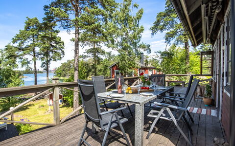 Skärgårdsdröm På Ön: Holz, Deck, Möbel, Gartenmöbel, Veranda, Stuhl, Schatten, Hartholz, Tisch Im Freien, Resort