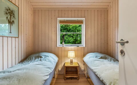 Galatia - 1.4Km from the Sea: Schlafzimmer, Flooring, Holz, Fussboden, Interior Design, Bett, Decke, Möbel, Bettdecke, Bedding