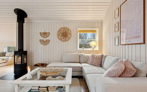Galatia - 1.4Km from the Sea: Holz, Interior Design, Flooring, Couch, Wohnzimmer, Fussboden, Möbel, Zuhause, Decke