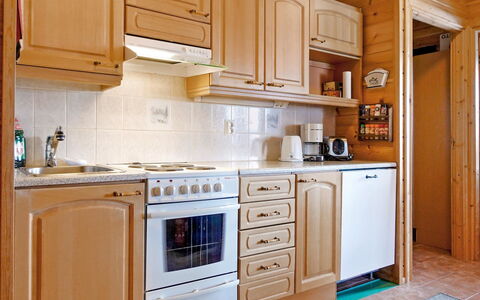 Luongasloma 3: Küche, Küchengerät, Cabinetry, Major Appliance, Countertop, Holz, Flooring, Interior Design, Schrank, Fussboden