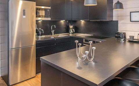 Tuppuvaara: Küche, Countertop, Küchengerät, Möbel, Cabinetry, Interior Design, Holz, Flooring, Major Appliance, Light Fixture