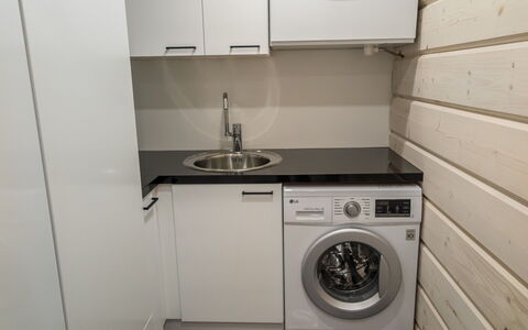 Tuppuvaara: Major Appliance, Waschmaschine, Flooring, Holz, Küchengerät, Fussboden, Interior Design, Wäschetrockner, Küche, Wäschekammer