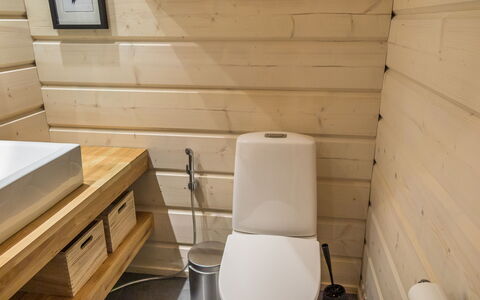 Tuppuvaara: Toilleten Sitz, Flooring, Holz, Toilette, Fussboden, Armatur, Badezimmer, Installation, Holzboden, Holzbeize