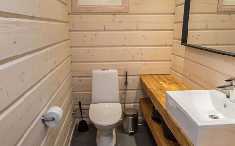 Tuppuvaara: Holz, Flooring, Fussboden, Toilleten Sitz, Toilette, Armatur, Holzbeize, Hartholz, Badezimmer, Sinken