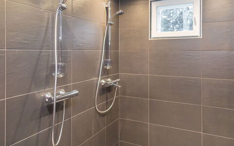 Tuppuvaara: Flooring, Badezimmer, Armatur, Fussboden, Duschkopf, Interior Design, Dusche, Installation, Brausenstange, Verbundwerkstoff