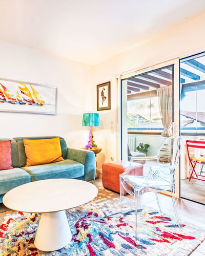 Xarako: Möbel, Interior Design, Couch, Flooring, Wohnzimmer, Fussboden, Wohnung, Tabelle, Zimmer, Zuhause