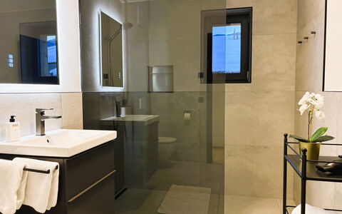 Glacier Loft Kitzsteinhorn 1: Badezimmer, Flooring, Interior Design, Wand, Armatur, Fussboden, Spiegel, Badezimmerschrank, Toilette, Installation
