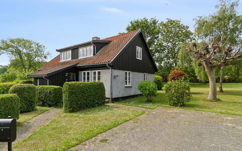 Siegfried - 100M from the Sea: Gras, Wiese, Grundstueck, Hütte, Ländliches Gebiet, Wiese, Gartenbauten, Garten, Schuppen