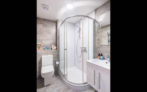 Marina View: Badezimmer, Armatur, Sinken, Interior Design, Flooring, Fussboden, Zapfhahn, Installation, Toilette, Badezimmerschrank